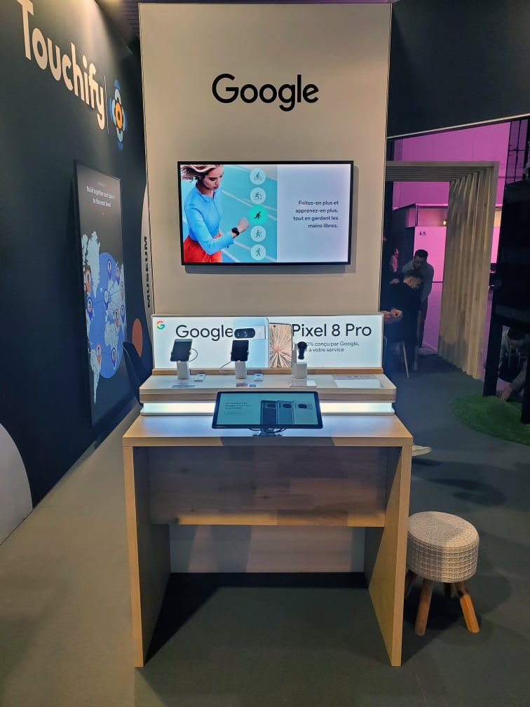 Chromebox AOPEN fixée à l'arrière d'un écran