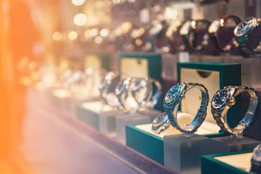 Vitrine d'une boutique de montres de luxe