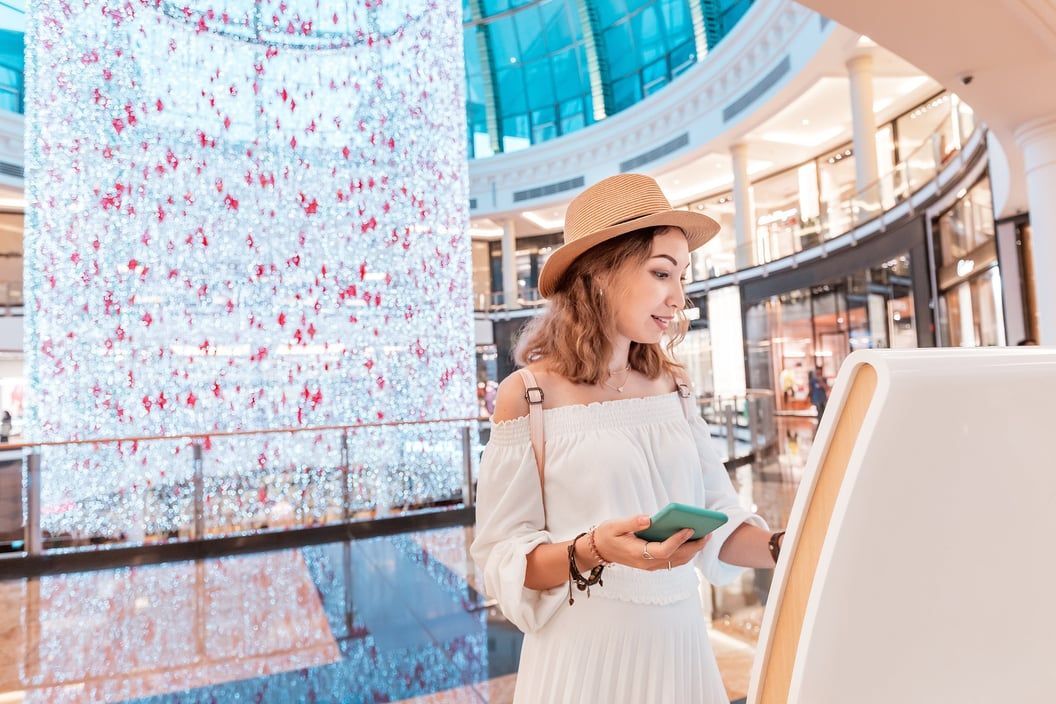 Client utilisant une borne en libre-service en magasin