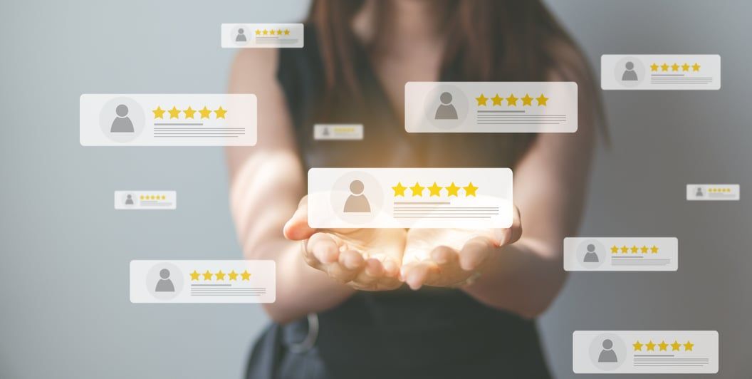 Cliente donnant son avis sur une borne tactile de satisfaction