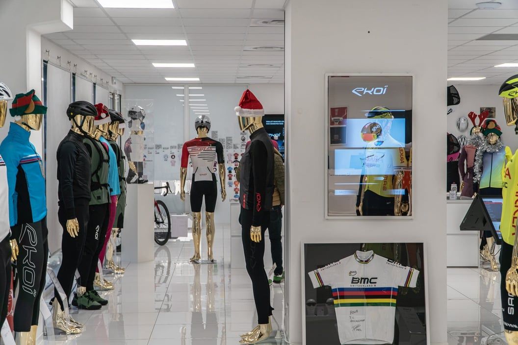 Le showroom EKOÏ équipé d'écrans miroirs interactifs
