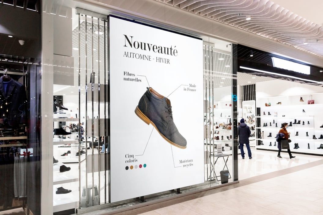 Écran d'affichage dynamique dans la vitrine d'un magasin de chaussures