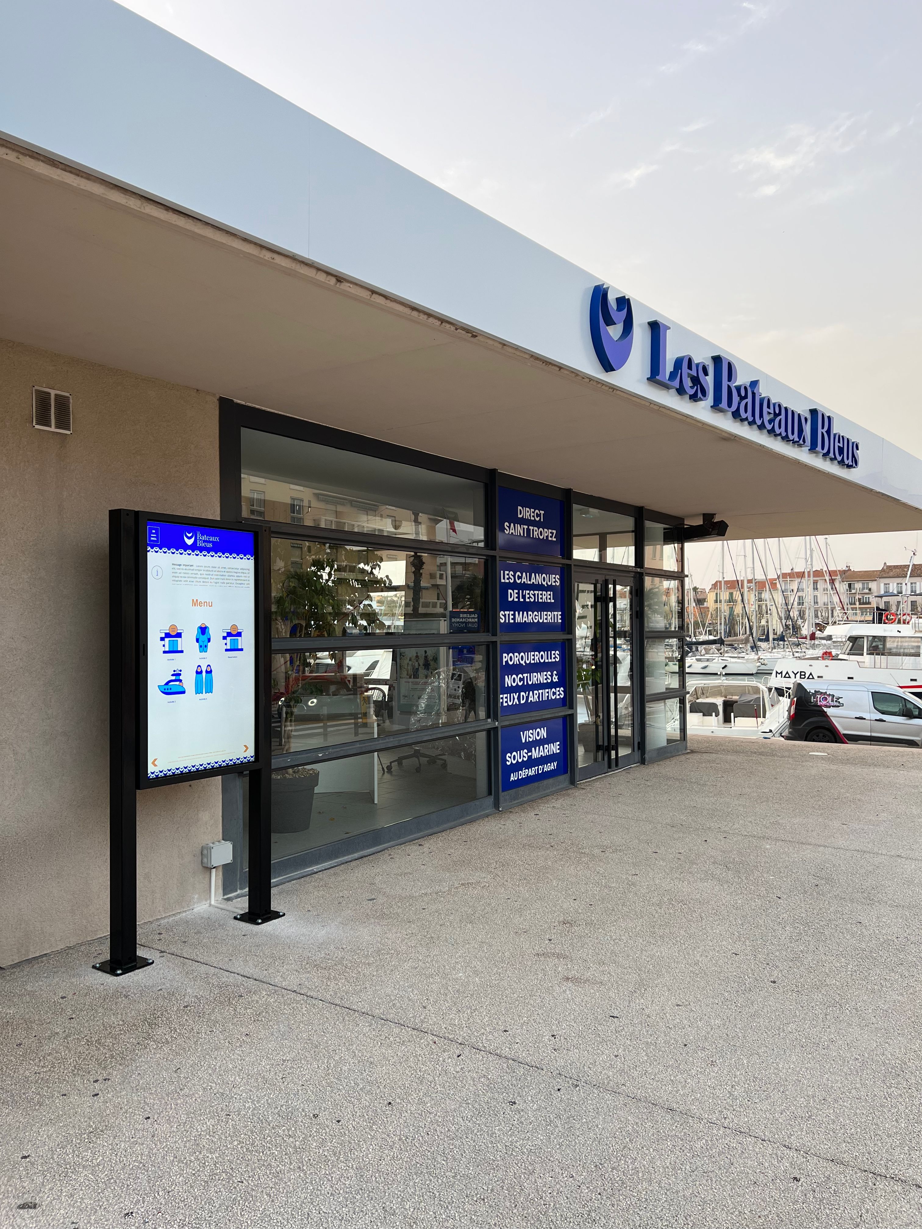 Devanture de l'agence Les Bateaux Bleus sur le port, avec son totem interactif extérieur