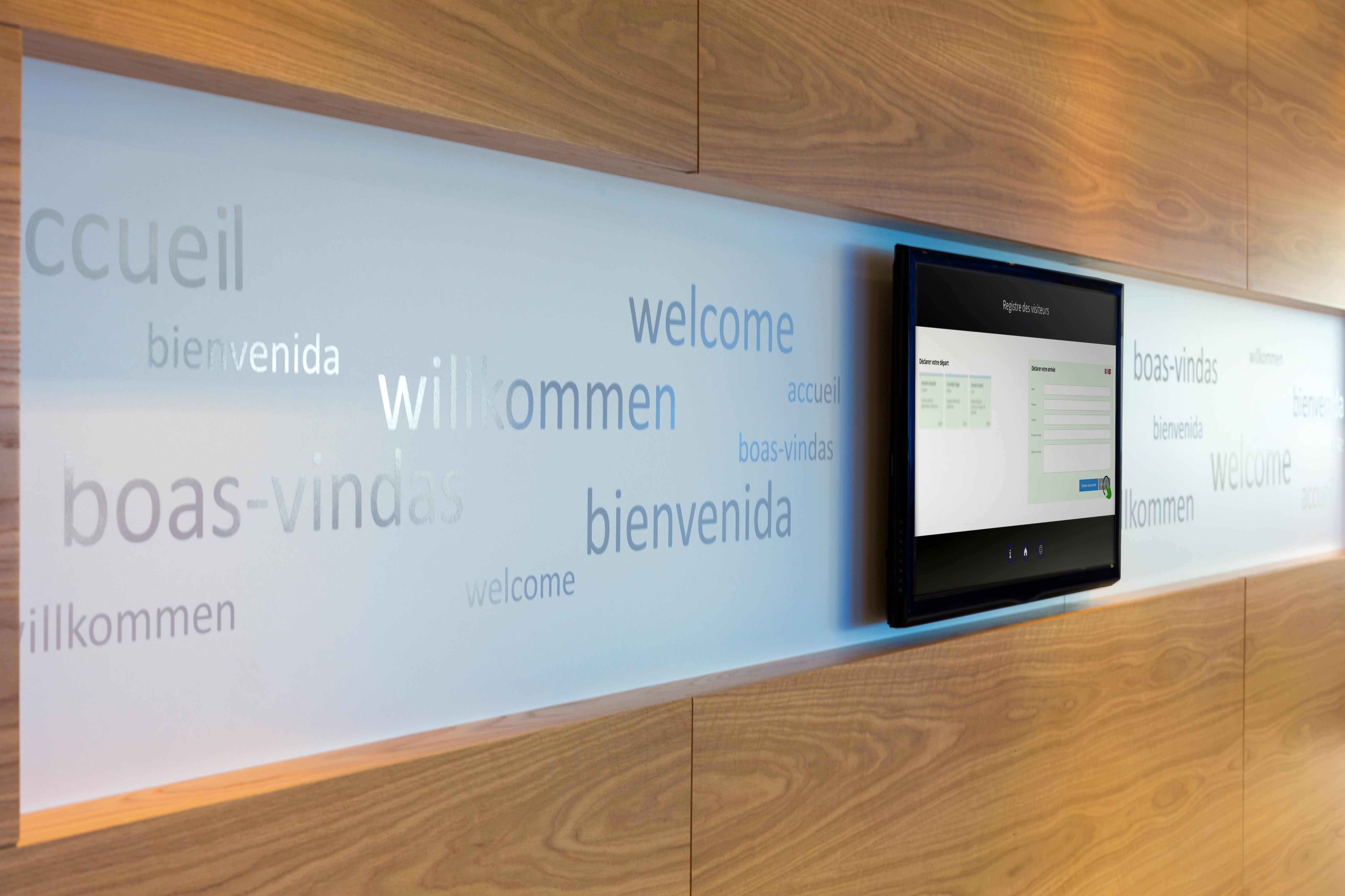 Une tablette murale utilisée comme registre visiteurs