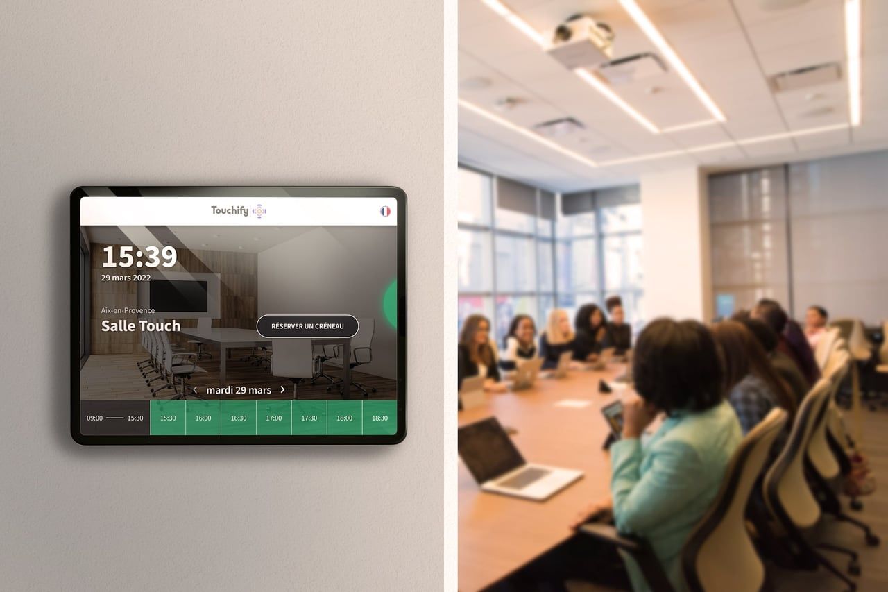 Une salle de réunion avec un écran de réservation à l'extérieur
