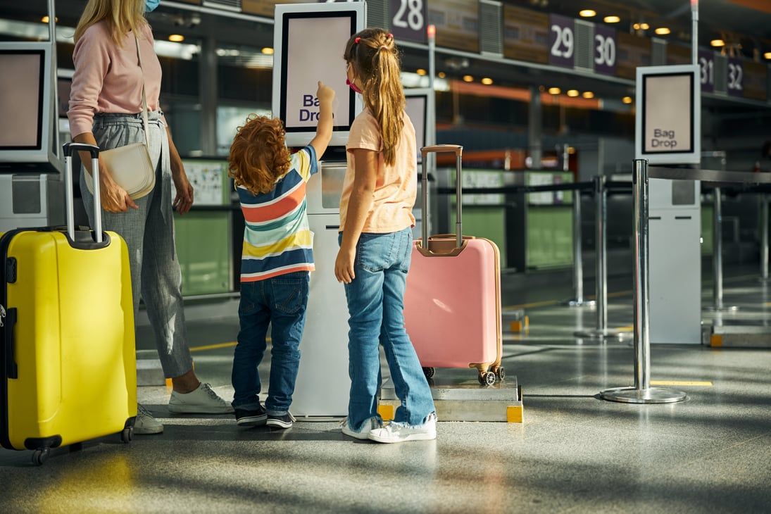 Voyageur dans un hall d'aéroport