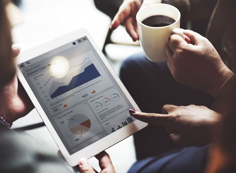 Une tablette affichant une présentation commerciale lors d'un rendez-vous client