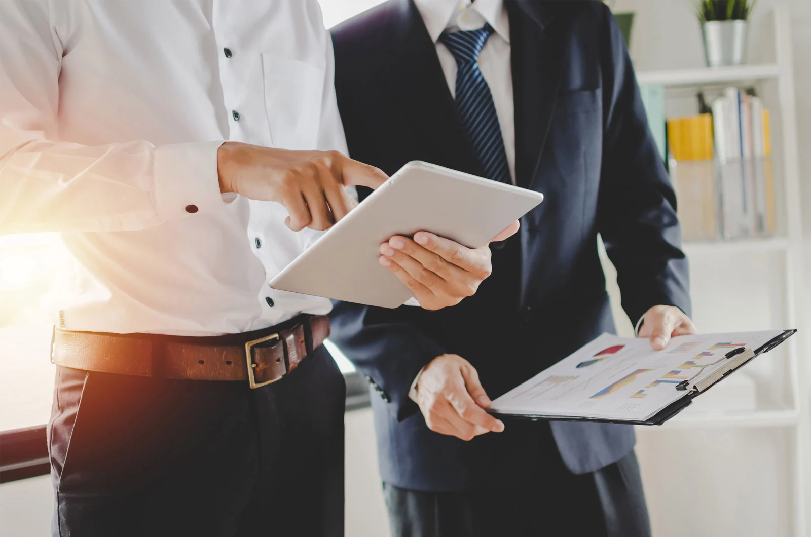 Commercial présentant son offre avec une tablette tactile